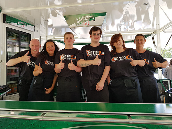 Team von Timo's Kellnerservice auf einem Bierwagen